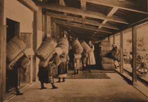 山形県で米俵を運ぶ仕事をする女性の写真